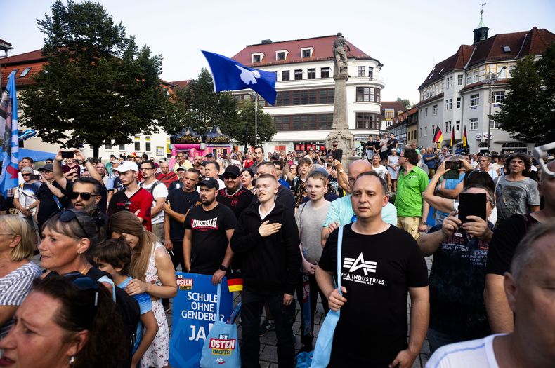 ARCHIVO - Partidarios del partido alemán de ultraderecha Alternativa por Alemania, AfD, corean el himno nacional en un acto de campaña para las elecciones estatales en Suhl, Alemania, el 13 de agosto de 2024. (AP Foto/Markus Schreiber, Archivo)