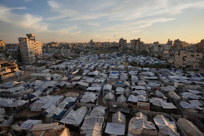 Un campamento improvisado para palestinos desplazados que perdieron sus hogares durante la guerra de Israel y Hamás se extiende por Ciudad de Gaza, el martes 6 de octubre de 2026. (AP Foto/Jehad Alshrafi)