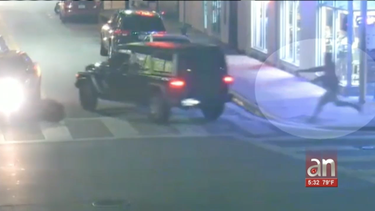 captado en camara el momento en que un hombre balea un jeep en miami beach