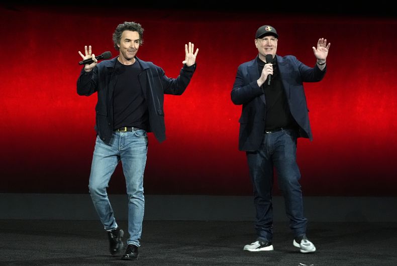 Shawn Levy, izquierda, director de Deadpool & Wolverine y el presidente de Marvel Studios Kevin Feige saludan al público durante la presentación de Walt Disney Studios en CinemaCon 2024, el jueves 11 de abril de 2024, en el Caesars Palace en Las Vegas. (Foto AP/Chris Pizzello)