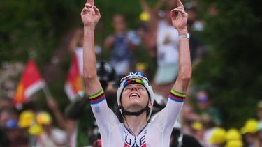 El esloveno Tadej Pogacar celebra al cruzar al meta tras ganar la sexta etapa del Tour de Francia en Gavarnie-Gedre el jueves 9 de julio del 2026. (AP Foto/Thibault Camus)