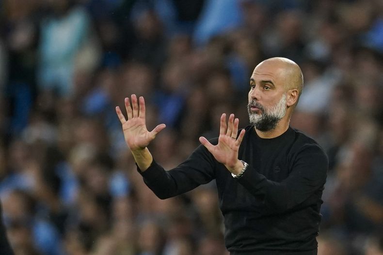 El técnico del Manchester City Pep Guardiola da instrucciones durante el partido contra Newcastle en la Liga Premier, el sábado 19 de agosto de 2023, en Manchester. (AP Foto/Dave Thompson)