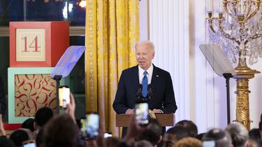 El presidente Joe Biden habla en una ceremonia de Hanukkah en la Sala Este de la Casa Blanca en Washington, el lunes 11 de diciembre de 2023. (Bonnie Cash/Pool via AP)