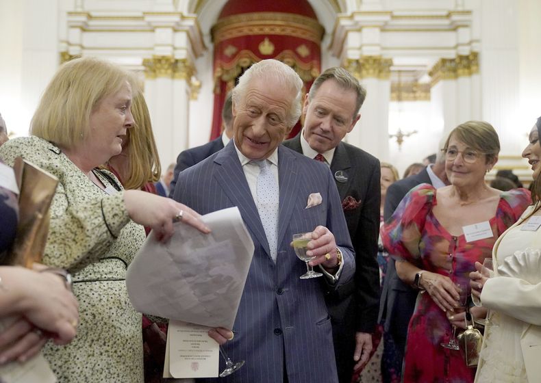 El rey Carlos III de Gran Bretaña habla con personas de organizaciones que apoyan a pacientes con cáncer durante una recepción especial en el Palacio de Buckingham, Londres, el miércoles 30 de abril de 2025. (Yui Mok/Pool Photo vía AP)
