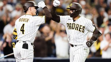 Luis Campusano, derecha, de los Padres de San Diego, es felicitado por su compañero Jase Bowen después de batear un jonrón solitario contra los Diamondbacks de Arizona en la sexta entrada del juego de béisbol de Grandes Ligas, el miércoles 8 de julio de 2026, en San Diego. (AP Foto/Derrick Tuskan)