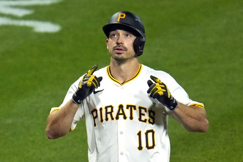 Bryan Reynolds, de los Piratas de Pittsburgh, cruza el plato después de betear un cuadrangular solitario contra el relevista de los Tigres de Detroit, Tyler Holton, durante la sexta entrada del juego de béisbol, el lunes 8 de abril de 2024. (AP Foto/Gene J. Puskar)