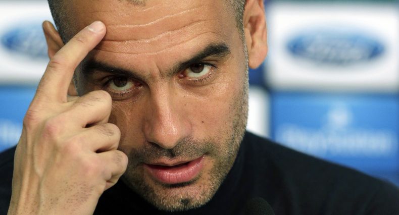 El t&eacute;cnico de Bayern Munich, Pep Guardiola, gesticula en una rueda de prensa antes del partido de vuelta contra Manchester United por los cuartos de final de la Liga de Campeones el martes, 8 de abril de 2014, en Munich, Alemania. (AP Photo/Matthia
