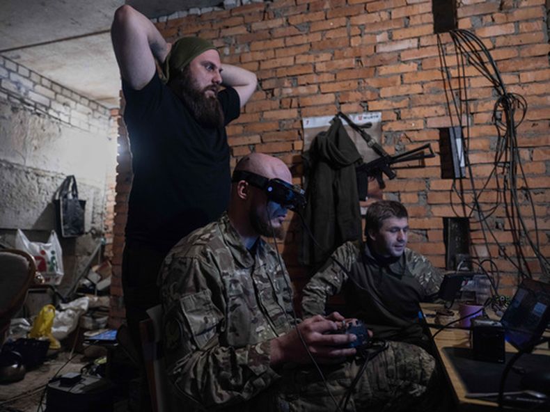 En esta fotografía facilitada por el servicio de prensa de la 93na Brigada Mecanizada Independiente de Kholodnyi Yar de Ucrania, militares controlan drones FPV desde un refugio en Druzhkivka, región de Donetsk, Ucrania, el jueves 7 de mayo de 2026. (Iryna Rybakova/93ra Brigada Mecanizada de Ucrania vía AP)
