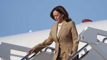 La vicepresidenta Kamala Harris desciende del avión oficial Air Force Two a su llegada a la base aérea Andrews, en Maryland, el sábado 27 de julio de 2024, después de participar en un evento político en Pittsfield, Massachusetts. (Foto AP/Stephanie Scarbrough, Pool)