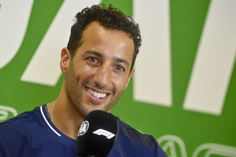 El piloto australiano Daniel Ricciardo, de AlphaTauri, habla en una conferencia de prensa en Budapest, el jueves 20 de julio de 2023 (AP Foto/Denes Erdos)
