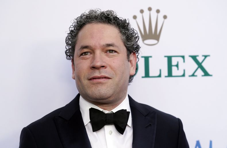 ARCHIVO - Gustavo Dudamel, director artístico musical de la Orquesta Filarmónica de Los Ángeles posa en la Gala Los Angeles Philharmonic 2023 el 5 de octubre de 2023, en la Sala de Conciertos Walt Disney en Los Angeles. Dudamel fue nominado en dos categorías de música clásica de los Grammy el 10 de noviembre. (Foto AP/Chris Pizzello, archivo)