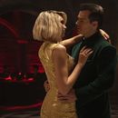 Dua Lipa (izq) y Henry Cavill en “Argylle”. Foto suministrada por Apple. (Peter Mountain/Apple via AP)