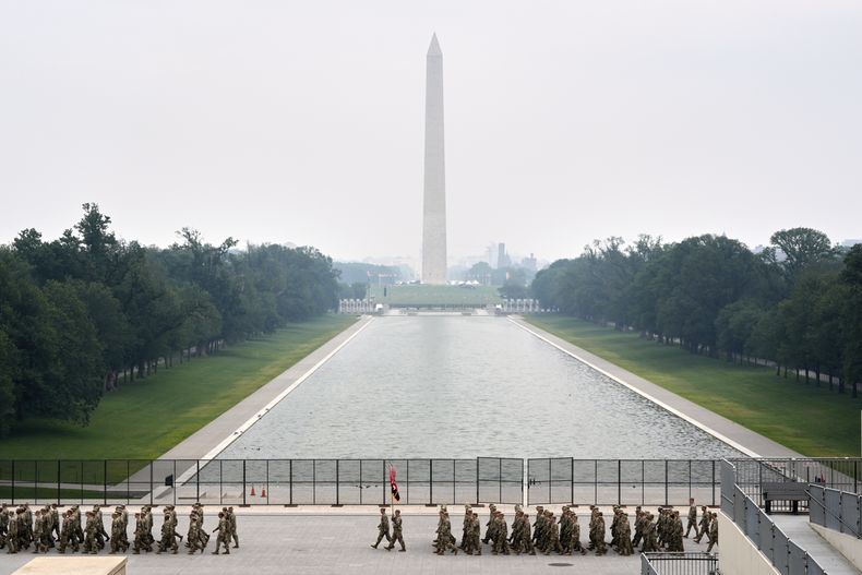 Desfile militar conmemorativo del 250mo aniversario del Ejército de EEUU, que coincide con el 79no cumpleaños del presidente Donald Trump, el sábado 14 de junio de 2025, en Washington. Al fondo se puede ver el Monumento a Washington. (AP Foto/Stephanie Scarbrough)