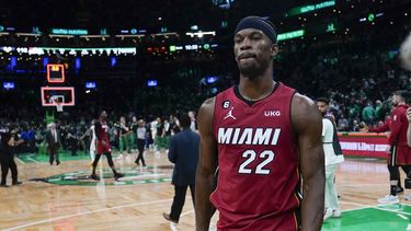 Jimmy Butler, del Heat de Miami, abandona la cancha tras el triunfo sobre los Celtics de Boston en el primer partido de la final de la Conferencia Este, el miércoles 17 de mayo de 2023 (AP Foto/Charles Krupa)