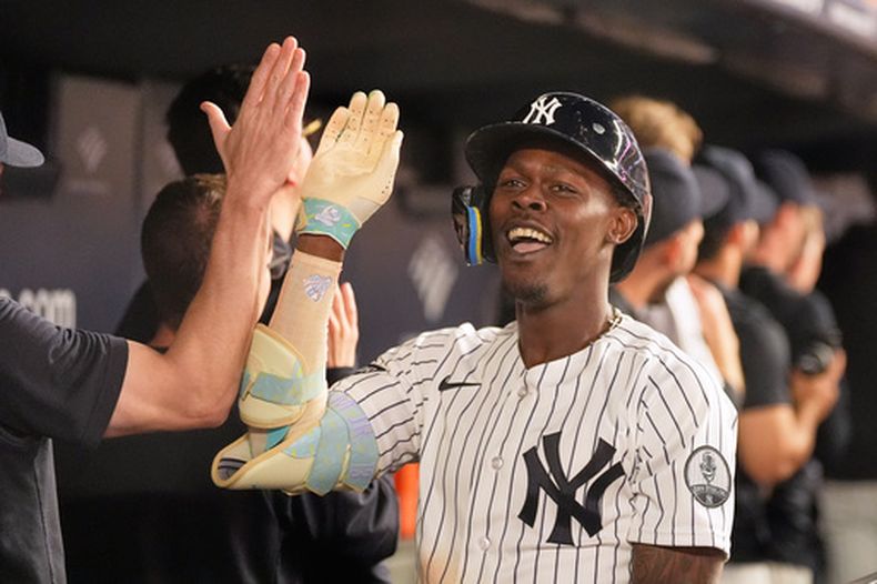Jazz Chisholm Jr. de los Yankees de Nueva York celebra su jonrón de dos carreras en la séptima entrada ante los Azulejos de Toronto el lunes 18 de mayo del 2026. (AP Foto/Seth Wenig)