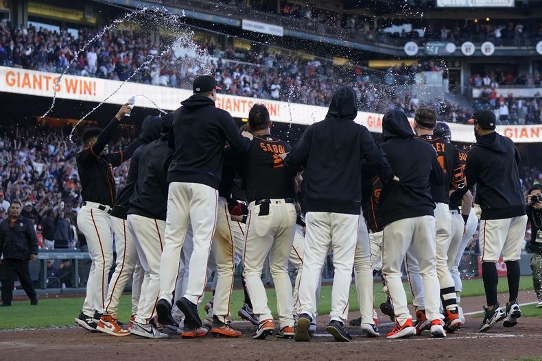 Los Gigantes de San Francisco celebran el hit de la victoria por parte de J.D. Davis ante los Medias Rojas de Boston, el sábado 29 de julio de 2023 (AP foto/Jeff Chiu)