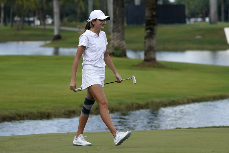 ARCHIVO - Kai Trump, nieta del expresidente Donald Trump, camina en el hoyo 18 durante un torneo de golf en el club de golf Trump National Doral, el 27 de octubre de 2022, en Doral, Florida. (AP Foto/Lynne Sladky, Archivo)