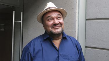 El tenor mexicano Ramón Vargas posa para un retrato en la Ciudad de México el miércoles 30 de agosto de 2023. Vargas celebrará 40 años de carrera con una gala de ópera el Palacio de Bellas Artes de la Ciudad de México el 10 de septiembre. (Foto AP/Berenice Bautista)