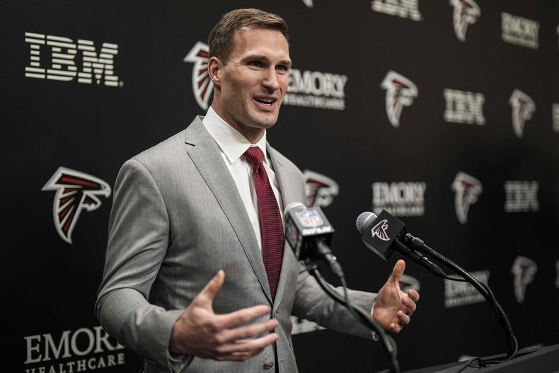 El nuevo quarterback de los Falcons de Atlanta Kirk Cousins habla con la prensa el miércoles 13 de marzo del 2024 en Flowery Branch, Georgia. (AP Foto/Mike Stewart)