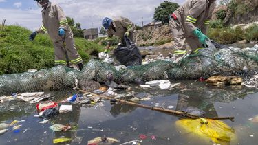 ARCHIVO - Voluntarios de la organización ambiental Alexandra Water Warriors realizan tareas de limpieza en el río Juksei, en el corazón del municipio de Alexandra, en las afueras de Johannesburgo, Sudáfrica, el 27 de noviembre de 2024. (AP Foto/Jerome Delay, archivo)