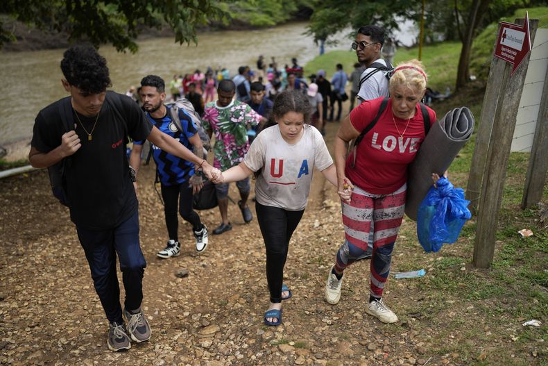 ARCHIVO - Migrantes llegan a Lajas Blancas, Panamá, tras cruzar a pie el Tapón del Darién desde Colombia con la esperanza de llegar a Estados Unidos, el 26 de septiembre de 2024. (AP Foto/Matías Delacroix, archivo)
