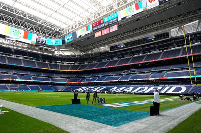 ARCHIVO - Foto del 14 de noviembre del 2015, trabajadores preparan el campo del Estadio Santiago Bernabeu en Madrid para el encuentro de los Dolphins de Miami y Commanders de Washington de la NFL. (AP Foto/Steve Luciano, Archivo)