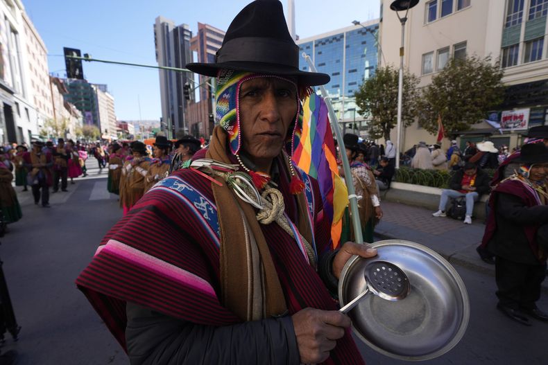 Un hombre indígena Aymara golpea un plato de metal en una protesta contra la crisis económica en La Paz, Bolivia, el lunes 2 de junio de 2025. (AP Foto/Juan Karita)