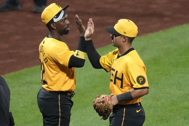 Nick Gonzales (derecha), de los Piratas de Pittsburgh, festeja con Andrew McCutchen tras la victoria sobre los Bravos de Atlanta, el viernes 24 de mayo de 2024 (AP Foto/Gene J. Puskar)