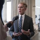 El senador James Lankford, principal negociador republicano sobre el paquete para la frontera y ayuda exterior, habla con la TV en el Capitolio, Washington, 5 de febrero de 2024. (AP Foto/J. Scott Applewhite)