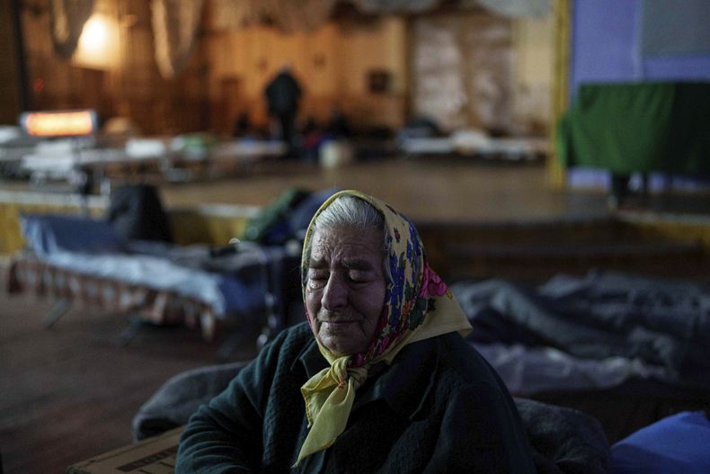 Kateryna Odraha, de 83 años, llora tras ser evacuada del frente desde la localidad de Andiivka, en la región de Donetsk, en un centro para desplazados habilitado en Pavlohrad, Ucrania, el sábado 1 de febrero de 2024. (AP foto/Evgeniy Maloletka)