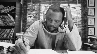 ARCHIVO - El compositor Quincy Jones en el estudio de su casa en octubre de 1974 escribiendo música y escuchando una grabación con sus auriculares. (Foto AP/George Brich, archivo)