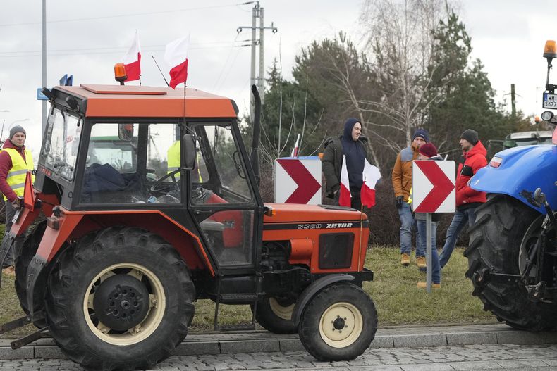 Agricultores polacos conducen tractores en caravana al intensificar sus protestas en todo el país contra la importación de alimentos ucranianos y las políticas ambientales de la Unión Europea en Minsk Mazowiecki, Polonia, el martes 20 de febrero de 2024. (AP Foto/Czarek Sokolowski)