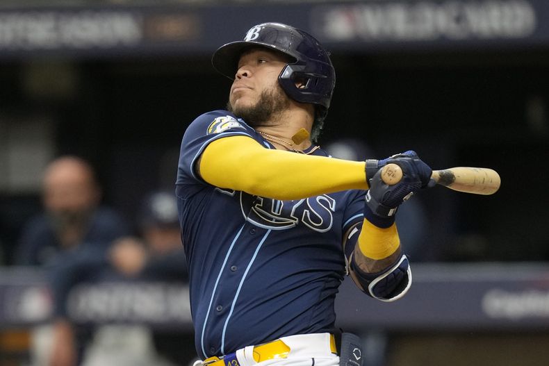 ARCHIVO - El colombiano Harold Ramírez, de los Rays de Tampa Bay, batea en el segundo juego de la serie de comodines de la Liga Americana ante los Rangers de Texas, el 4 de octubre de 2023 (AP Foto/John Raoux, archivo)