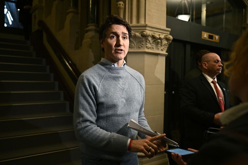 El primer ministro canadiense Justin Trudeau responde preguntas de los reporteros mientras camina hacia una reunión del caucus liberal en el Parlamento, en Ottawa, Canadá, el jueves 23 de enero de 2025. (Justin Tang/The Canadian Press vía AP)