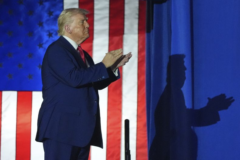 El presidente estadounidense Donald Trump llega a un evento para celebrar sus primeros 100 días en el cargo en Warren, Michigan, el martes 29 de abril de 2025. (AP Foto/Alex Brandon)
