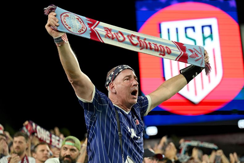 Un hincha de Estados Unidos alienta a la selección tras un partido amistoso contra Uruguay, el 18 de noviembre de 2025, en Tampa, Florida. (AP Foto/Jason Behnken)