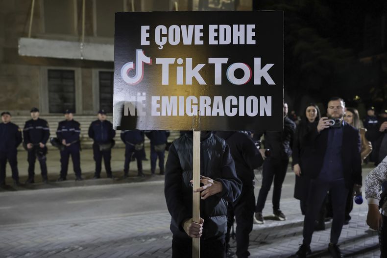 Un manifestante sostiene un cartel en una marcha contra la decision del izquierdista Partido Socialista de cerrar TikTok, en Tirana, Albania, el sábado 15 de marzo de 2025. El cartel dice: Tú también trajiste a TikTok. (AP Foto/Vlasov Sulaj)