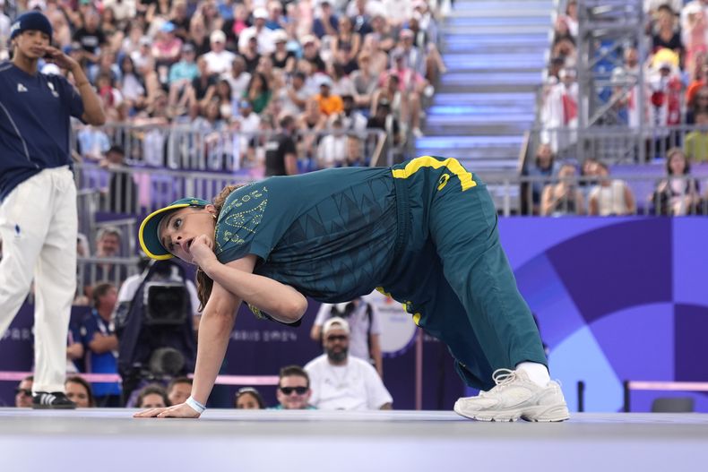 ARCHIVO - Rachael Gunn de Australia, conocida como B-Girl Raygun, compite durante la batalla Round Robin en la competencia de breaking en el Parque Urbano La Concorde en los Juegos Olímpicos de Verano de 2024, el viernes 9 de agosto de 2024, en París, Francia. (Foto AP/Frank Franklin, archivo)