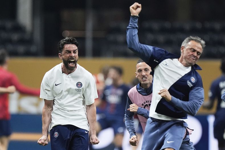 El técnico del Paris Saint-Germain Luis Enrique celebra la victoria 2-0 ante el Bayern Múnich en los cuartos de final del Mundial de Clubes, el sábado 5 de julio de 2025, en Atlanta. (AP Foto/Mike Stewart)