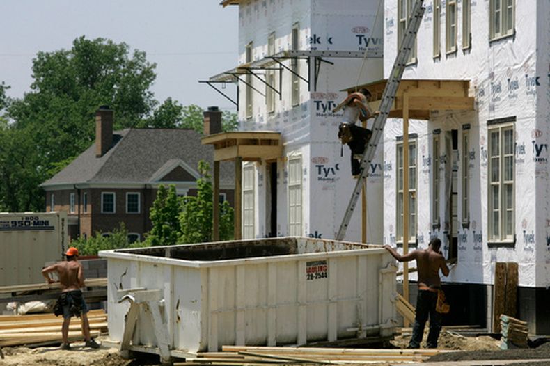 ARCHIVO – Viviendas de lujo en construcción en una subdivisión, el 22 de mayo de 2007 en New Albany, Ohio. (AP Foto/Kiichiro Sato, Archivo)