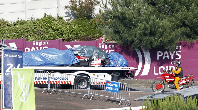 El auto semidestruido de Loic Duval son retirados despu&eacute;s que el piloto choc&oacute; y fue hospitalizado. El jueves se anunci&oacute; que ser&aacute; reemplazado por Marc Gene. (AP Foto/Remy de la Mauviniere)