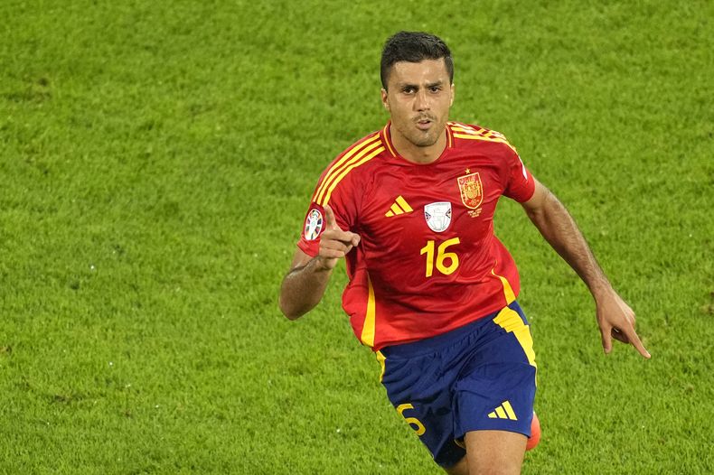 ARCHIVO - Rodri celebra después de anotar el primer gol de su equipo durante un partido de octavos de final contra Georgia en la Eurocopa 2024 en Colonia, Alemania, el domingo 30 de junio de 2024. (AP Foto/Andreea Alexandru, Archivo)