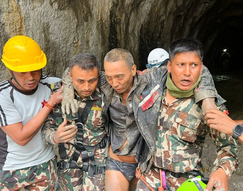 En esta imagen, distribuida por el ejército de Nepal, un ciudadano chino es rescatado por soldados en una operación en curso en el proyecto hidroeléctrico Trishuli-3A, en el distrito de Rasuwa, Nepal, el 5 de septiembre de 2026. (Ejército de Nepal vía AP)