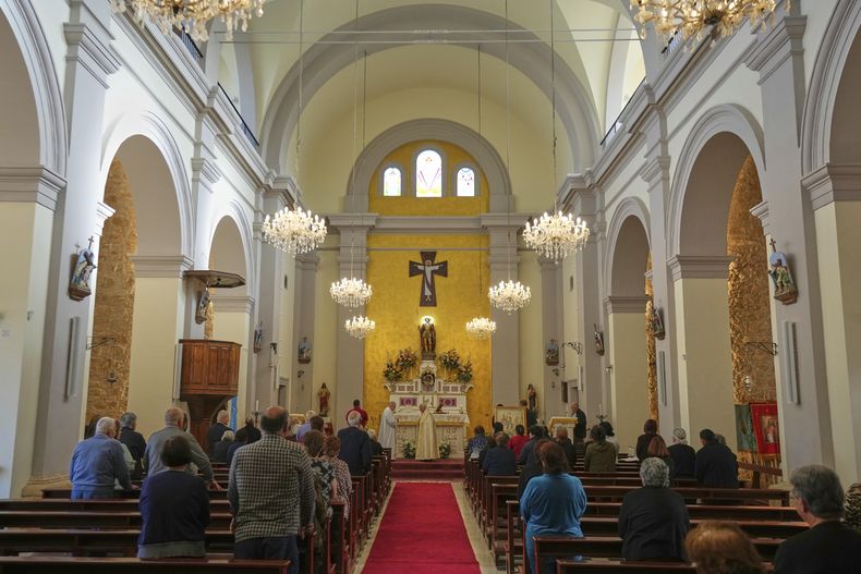 Fieles católicos maronitas asisten a misa en la iglesia de San Jorge en la aldea maronita de Kormakitis, en el norte separatista de Chipre, el 23 de abril de 2025. (AP Foto/Petros Karadjias)