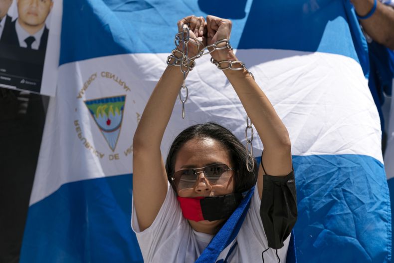 ARCHIVO - Simpatizantes de Nicaragua protestan frente a la Organización de los Estados Americanos pidiendo que los presos políticos sean liberados en Washington, el 23 de junio de 2021. Nicaragua ha aumentado las violaciones de derechos humanos y la persecución de la oposición dijo el martes 12 de septiembre de 2023 un grupo de expertos de las Naciones Unidas que supervisa el país. (AP Foto/Jose Luis Magana, Archivo)