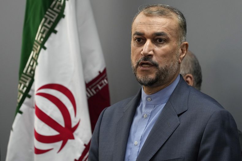 El ministro iraní de Exteriores, Hossein Amirabdollahian, habla durante una conferencia de prensa con su homólogo libanés Abdallah Bouhabib, en Beirut, Líbano, el viernes 13 de octubre de 2023. (AP Foto/Hussein Malla)