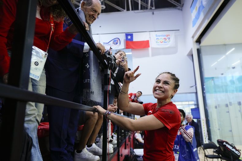 La mexicana Paola Longoria celebra tras ganar la medalla de oro en los individuales del ráquetbol de los Juegos Panamericanos en Santiago, Chile, el jueves 26 de octubre de 2023. (AP Foto/Esteban Félix)