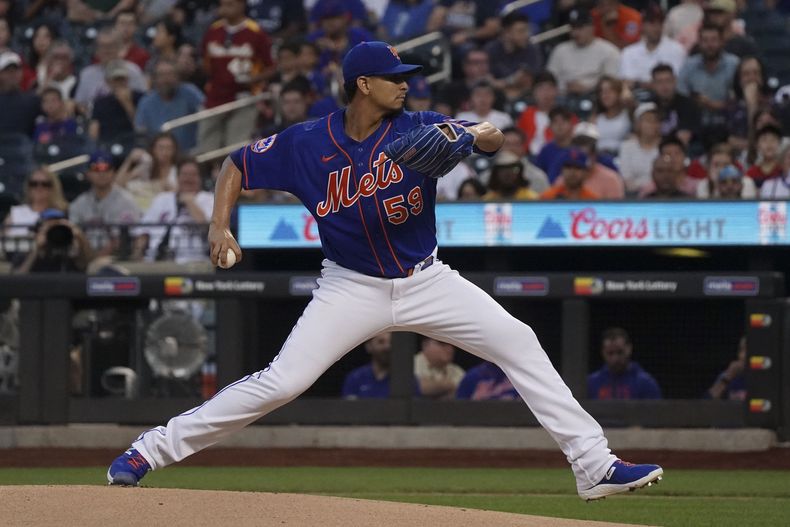 El venezolano Carlos Carrasco, de los Mets de Nueva York, hace un lanzamiento durante el juego del sábado 26 de agosto de 2023, en Nueva York (AP Foto/Bebeto Matthews)