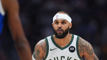 ARCHIVO - El base de los Bucks de Milwaukee, Gary Trent Jr. (5), juega en la primera mitad de un partido de baloncesto de la NBA, el 11 de enero de 2026, en Denver. (Foto AP/David Zalubowski, Archivo)