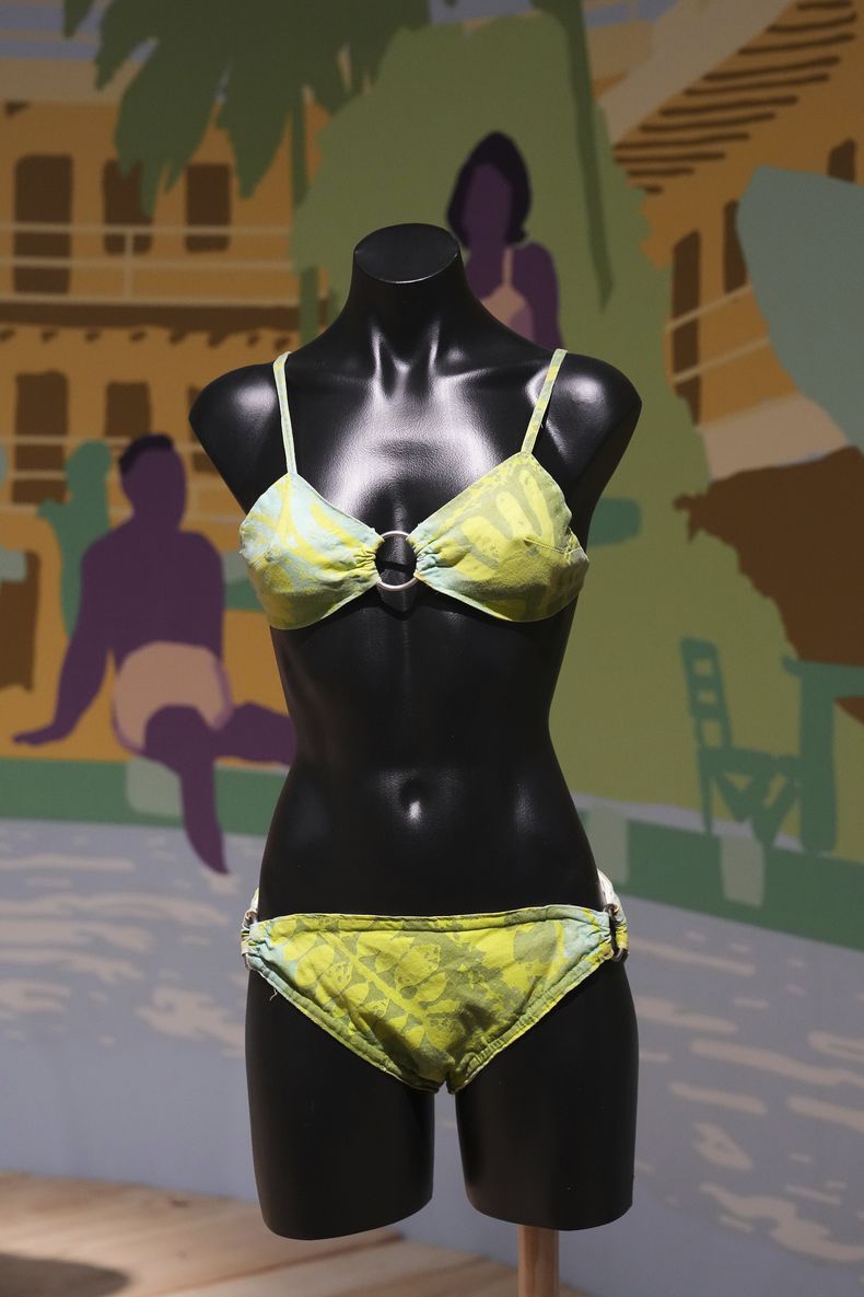 Una pieza de la exposición Waves of Style Swimwear Through the Decades, que recorre la historia de los trajes de baño en el último siglo, en el Museo HistoryMiami, el 7 de mayo de 2025, en Miami. (AP Foto/Lynne Sladky)